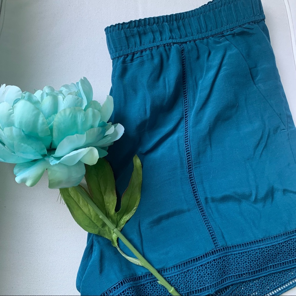 🍄 LOFT Pull on Shorts w/ Lace Detail